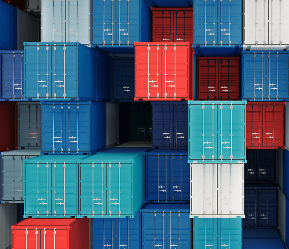 containters de diferentes colores amontonados