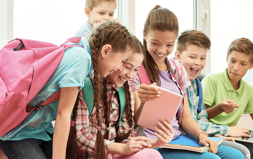 niños de 12 años riendo en la escuela