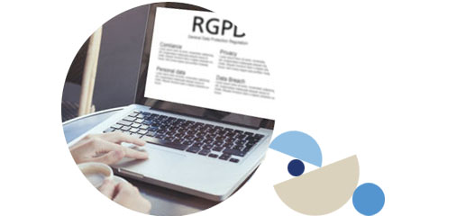 portátil con información sobre la protección de datos en la pantalla