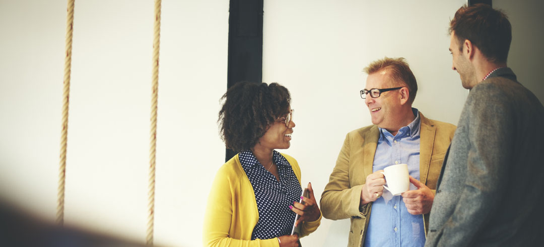 Trabajadores hablando mientras sonríen