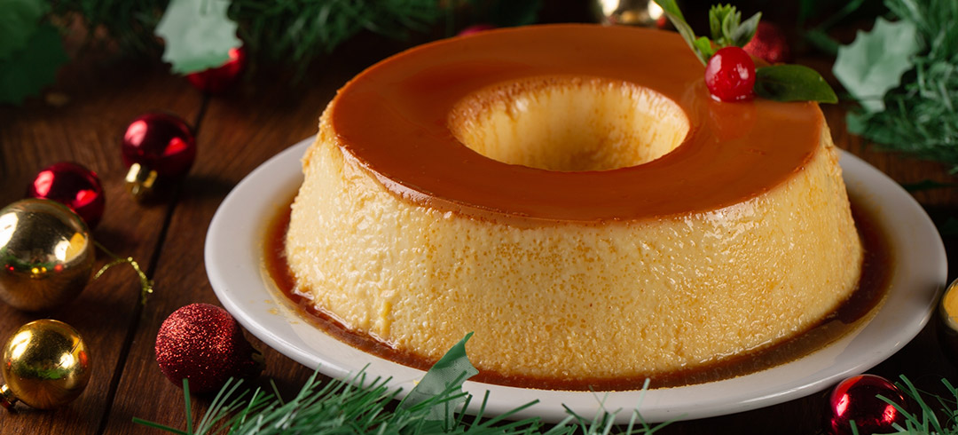 Flan sobre un plato con decoración de navidad