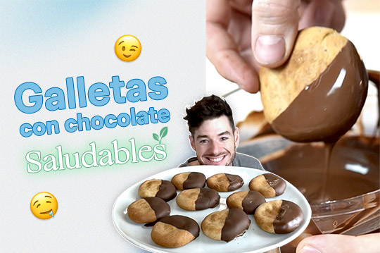 Chico enseñando galletas de chocolate saludables