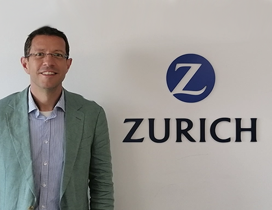 Jordi Margarit posando con el logo de Zurich