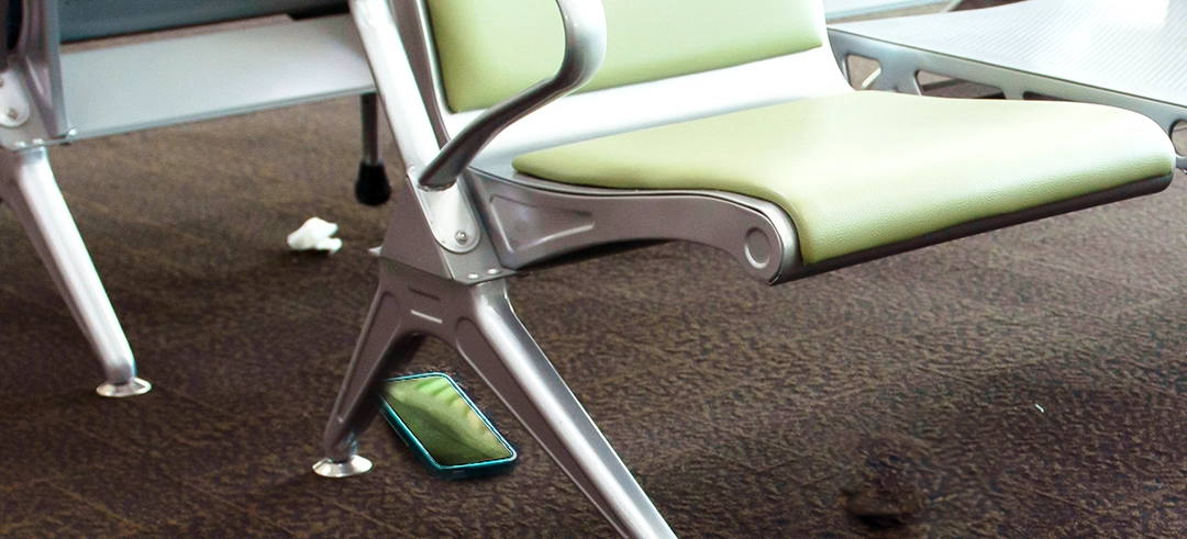 Smartphone caído en el suelo con asientos vacíos