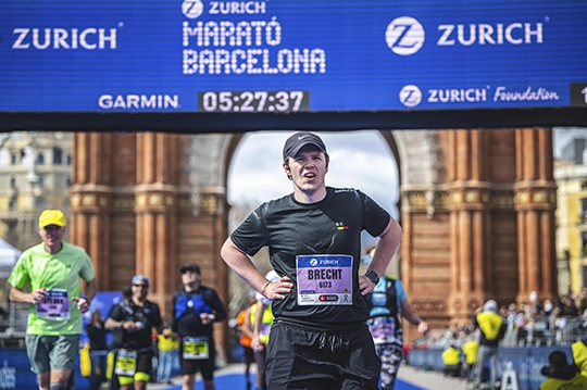 Corredor descansando después de terminar la Zurich Maratón Barcelona 2025