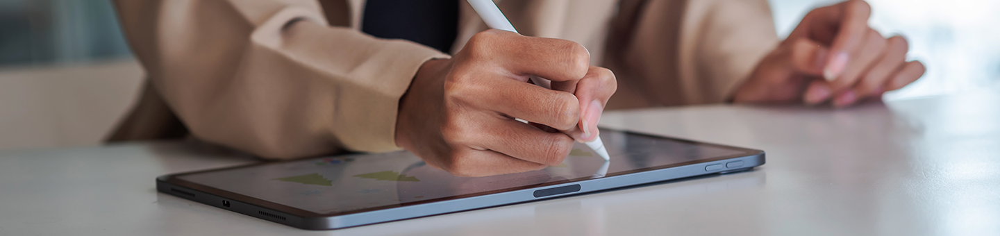 Persona escribiendo en una tablet con un lapicero
